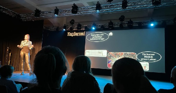 Selina presenting at the circus-of-science in front of a huge and enthusiastic audience. Congratulations Selina! (© Selina Hanisch / UFZ)